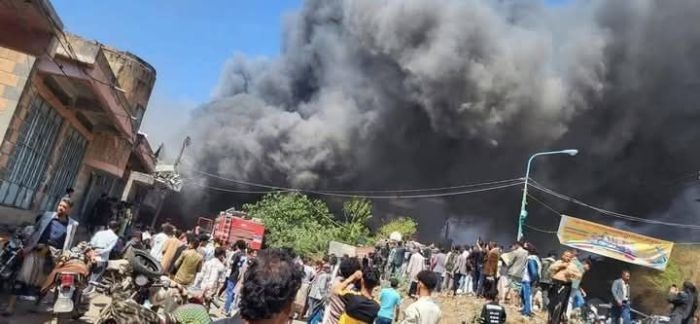 اندلاع حريق هائل في إحدى المراكز التجارية في إب