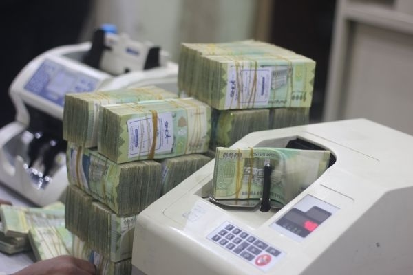 الريال اليمني يواصل الانهيار والدولار يقترب من حاجز 3 آلاف ريال