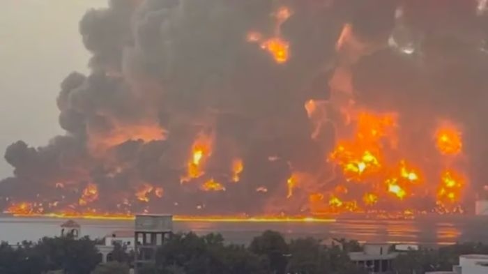 الجيش الإسرائيلي يعلن قصف أهداف حوثية في ميناء الحديدة غرب اليمن