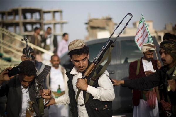 Houthi Militia Imposes Sectarian Slogans and Materials by Force in Taiz Schools, Abducts Resisting Teachers