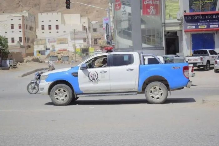 حضرموت.. متهم في واقعة احتيال بمبلغ 60 ألف دولار في الشحر بقبضة الأمن
