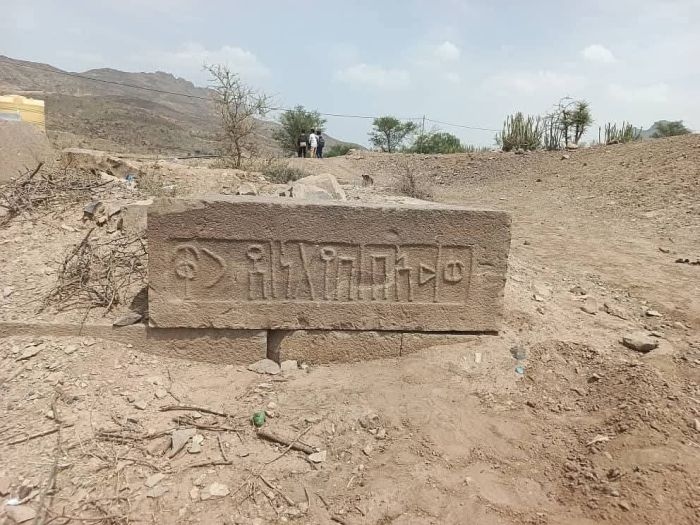 عصابات مرتبطة بالحوثيين تعتدي على موقع أثري في إب