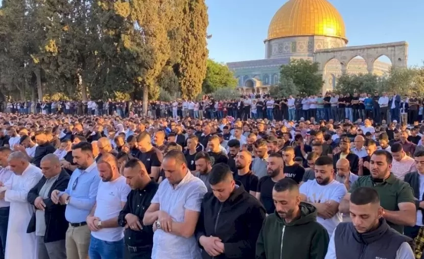 45 ألف مواطن يؤدون صلاة الجمعة في باحات الأقصى