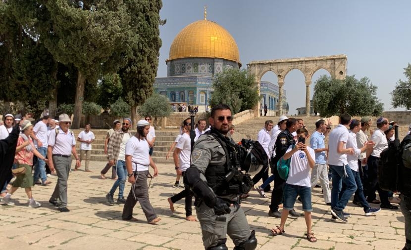 مستوطنون يُنفذون عدة انتهاكات بحق المواطنين وممتلكاتهم في الضفة والقدس
