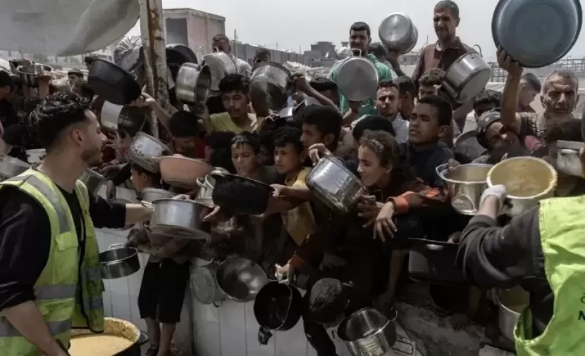 غذاء تحت القصف.. نتنياهو يناور بـ"فتات المساعدات" لإرضاء واشنطن