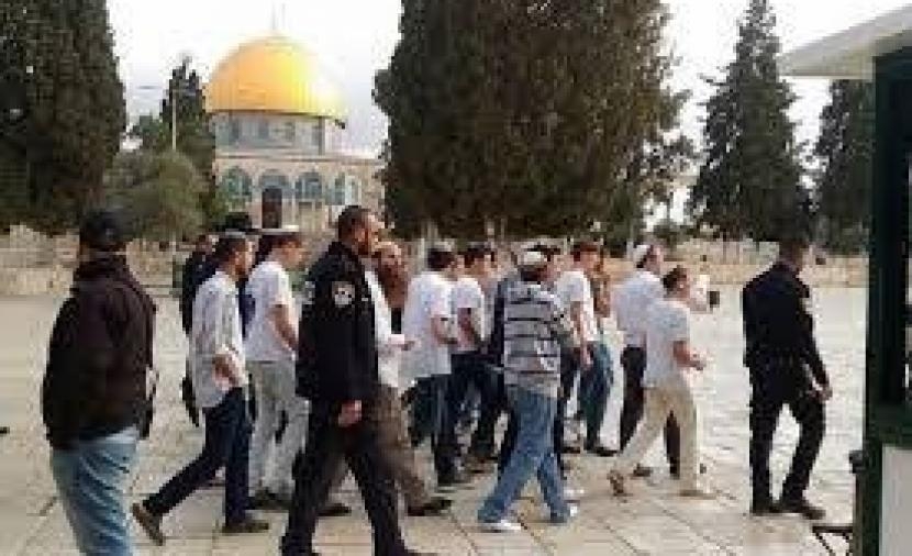 مستوطنون يقتحمون الأقصى وسط قيود مشددة
