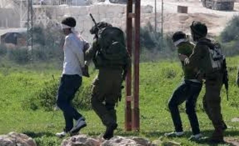 الاحتلال يعتقل مواطنين من دير الغصون شمال طولكرم