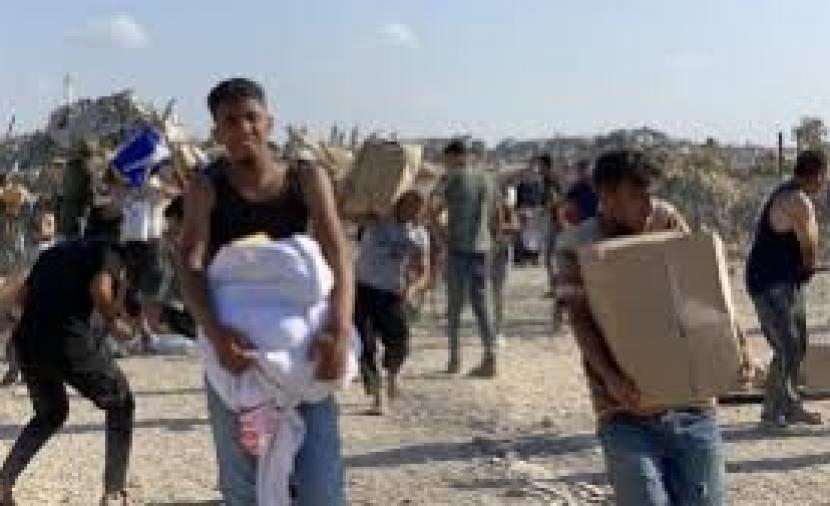١٣ شهيداً و ١٥٣ مصاباً قرب مراكز المساعدات بغزة