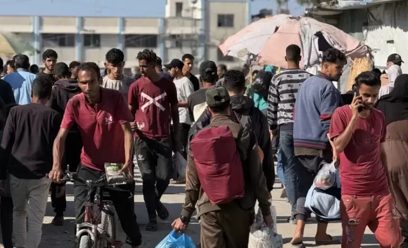 "الموت بالمنطقة الآمنة".. الاحتلال يقلص مساحة المواصي ويُهجّر من تبقى