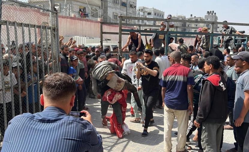 شهداء ومصابون من منتظري المساعدات وسط قطاع غزة