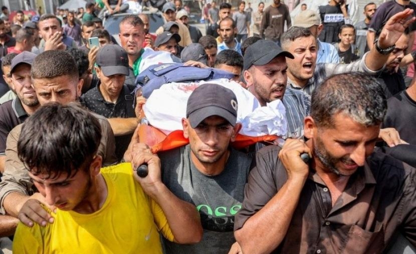 بالصور : غضب عالمي.. تشييع 5 صحفيين اغتالهم الاحتلال في غزة