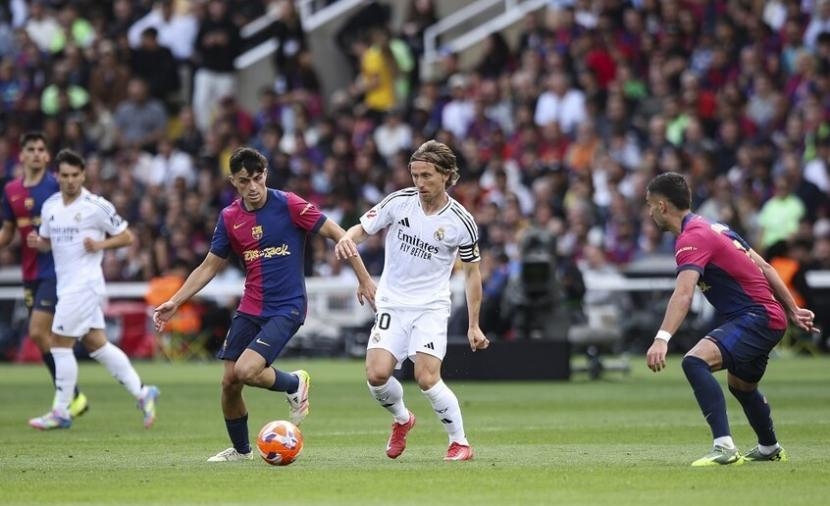 فضيحة على الهواء.. قناة برشلونة تسخر من أحد أساطير ريال مدريد (فيديو)