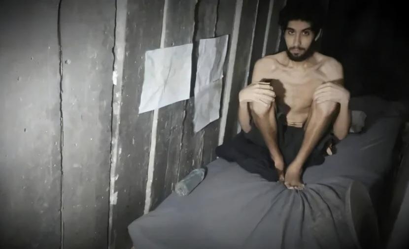 "يأكلون مما نأكل".. أسير إسرائيلي بجسد هزيل والصحافة الاسرائيلية "يا للعار"