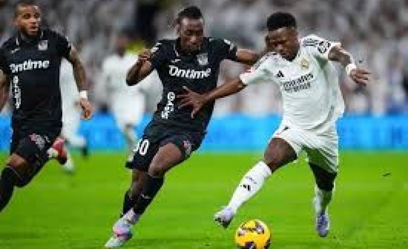 صدمة في ريال مدريد.. محادثات سرية بين فينيسيوس جونيور وعملاق الدوري الإنجليزي