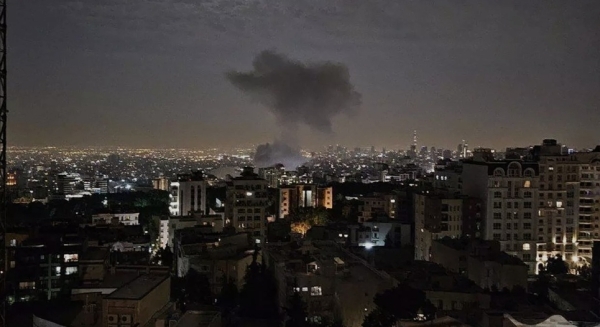 على شفا الحرب.. إسرائيل تقصف منشآت نووية إيرانية وتقتل رئيس أركان الجيش وقائد الحرس الثوري.. وطهران تتوعد "برد موجع"