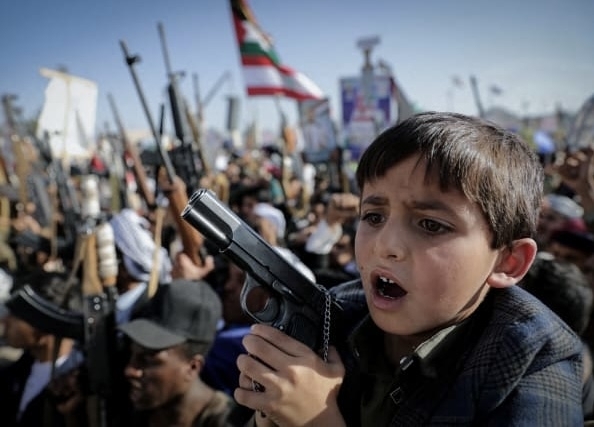 تقرير: كيف تُجند "المدارس الصيفية" الحوثية جيلاً جديداً في اليمن عبر التلقين الأيديولوجي؟