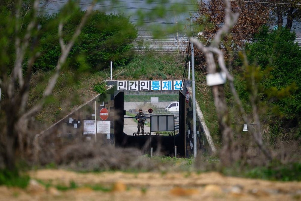 Bunker-cafe on Korean border paints image of peace