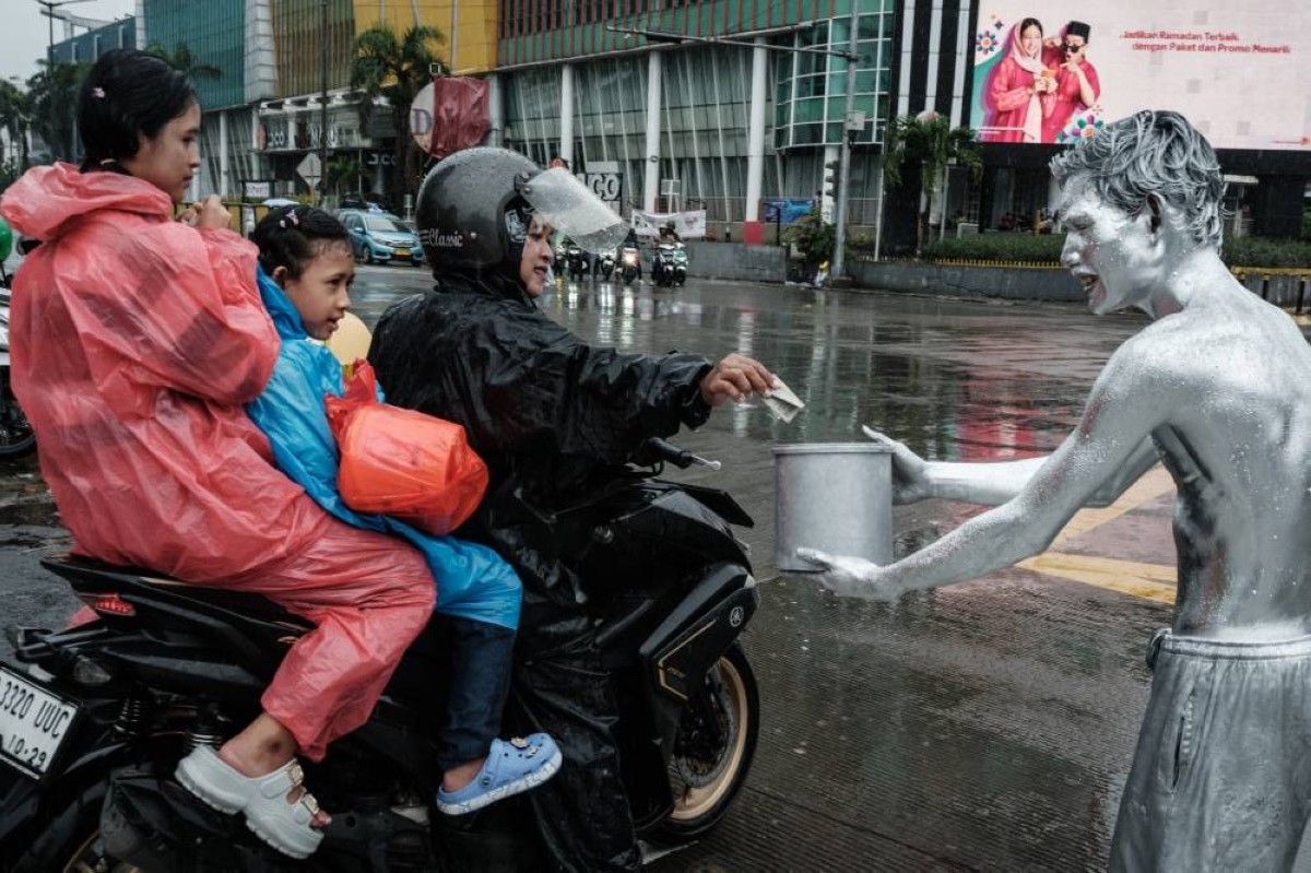 Indonesia's silvermen beg to make ends meet