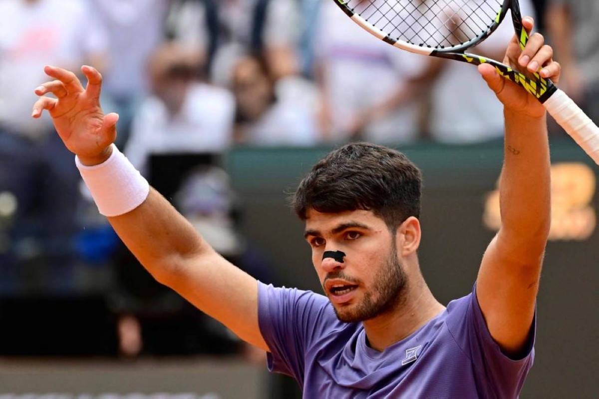 Carlos Alcaraz battles into Italian Open quarter-finals