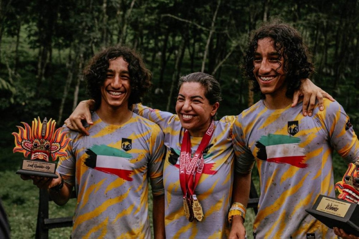 Desert twins conquer jungle trails