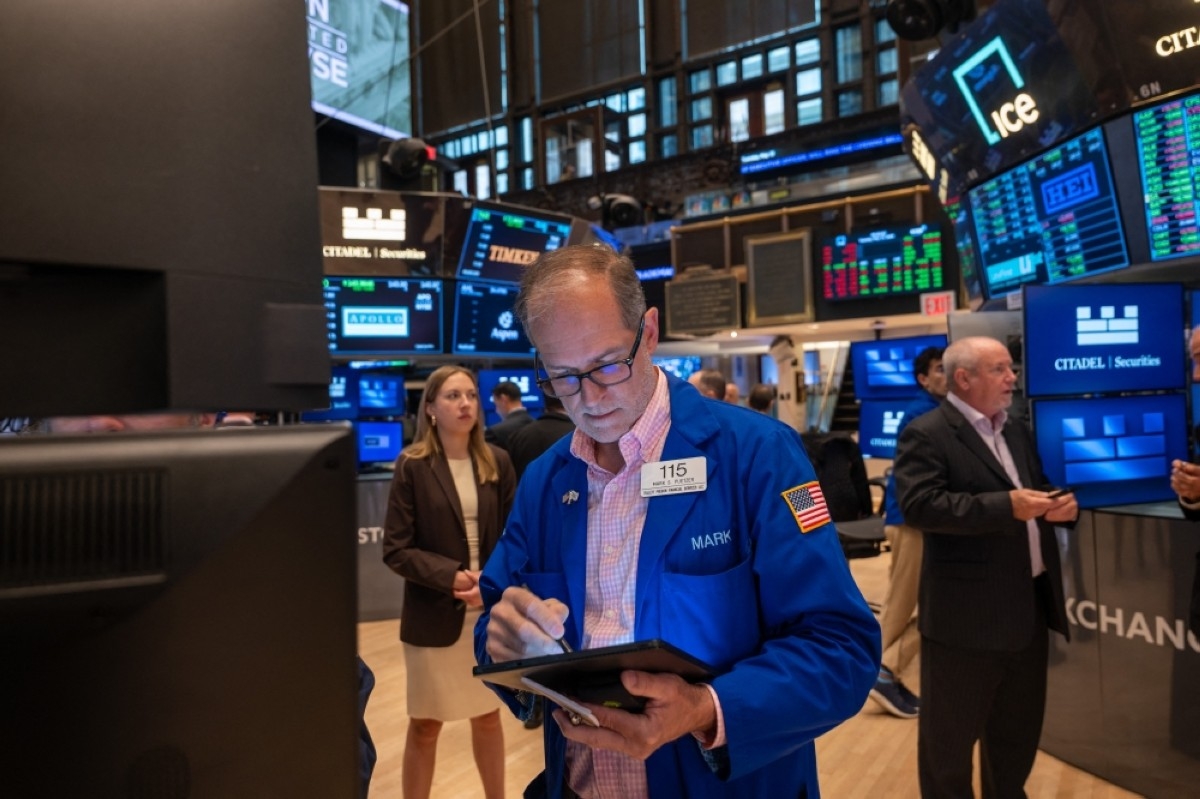 Wall St advances on trade hopes, data shows investor gloom