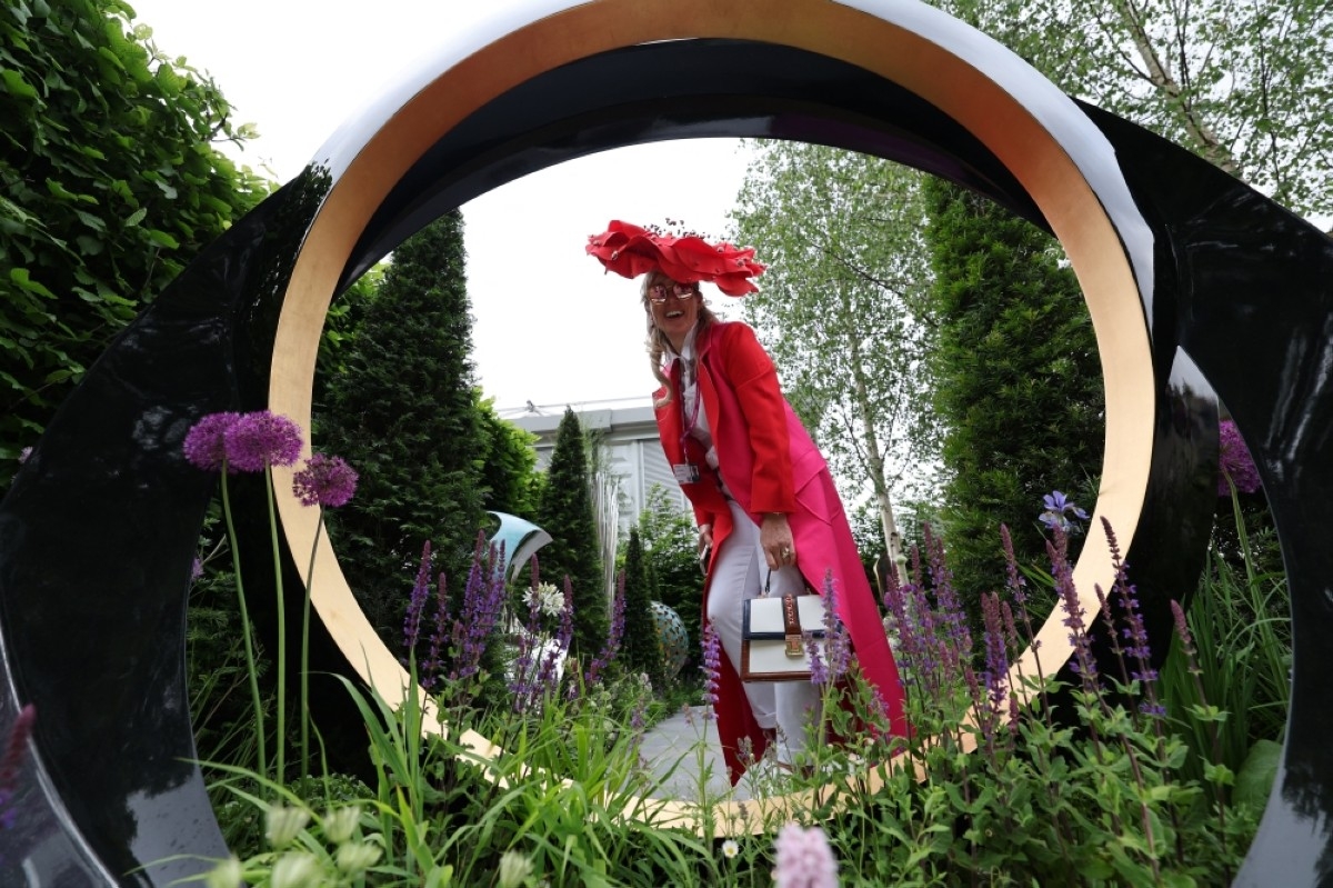Beloved UK gardener's dog lends a paw at top flower show