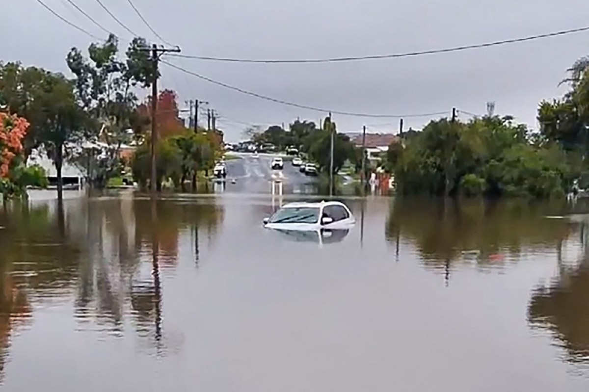 Massive floods strand over 50,000 in eastern Australia
