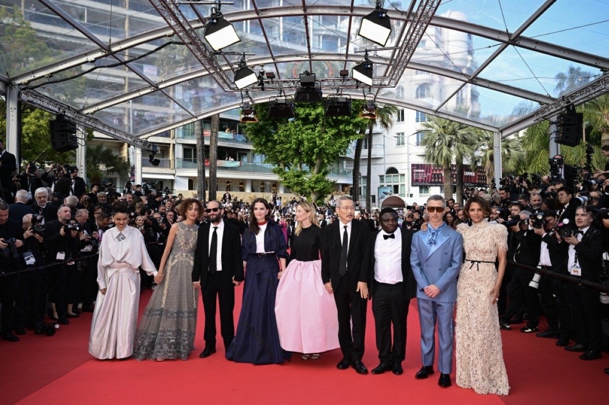 Iran silent as dissident director wins Cannes' top prize