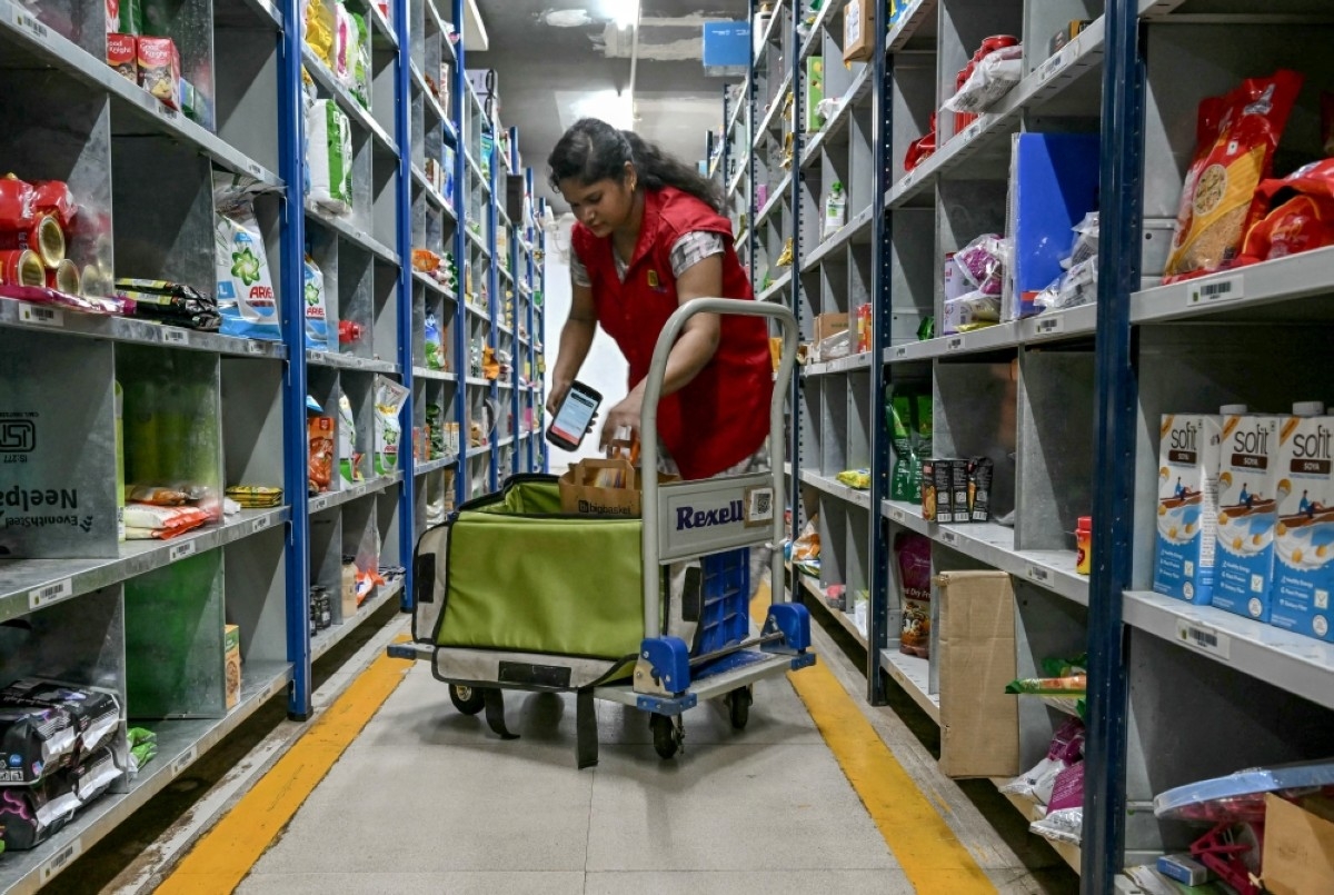 In India's congested cities, delivery apps cash in
