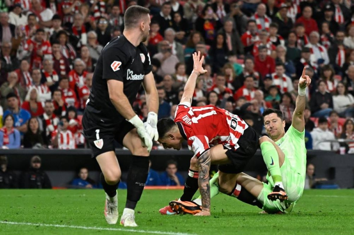 Lewandowski passes century as Barcelona sign off in style
