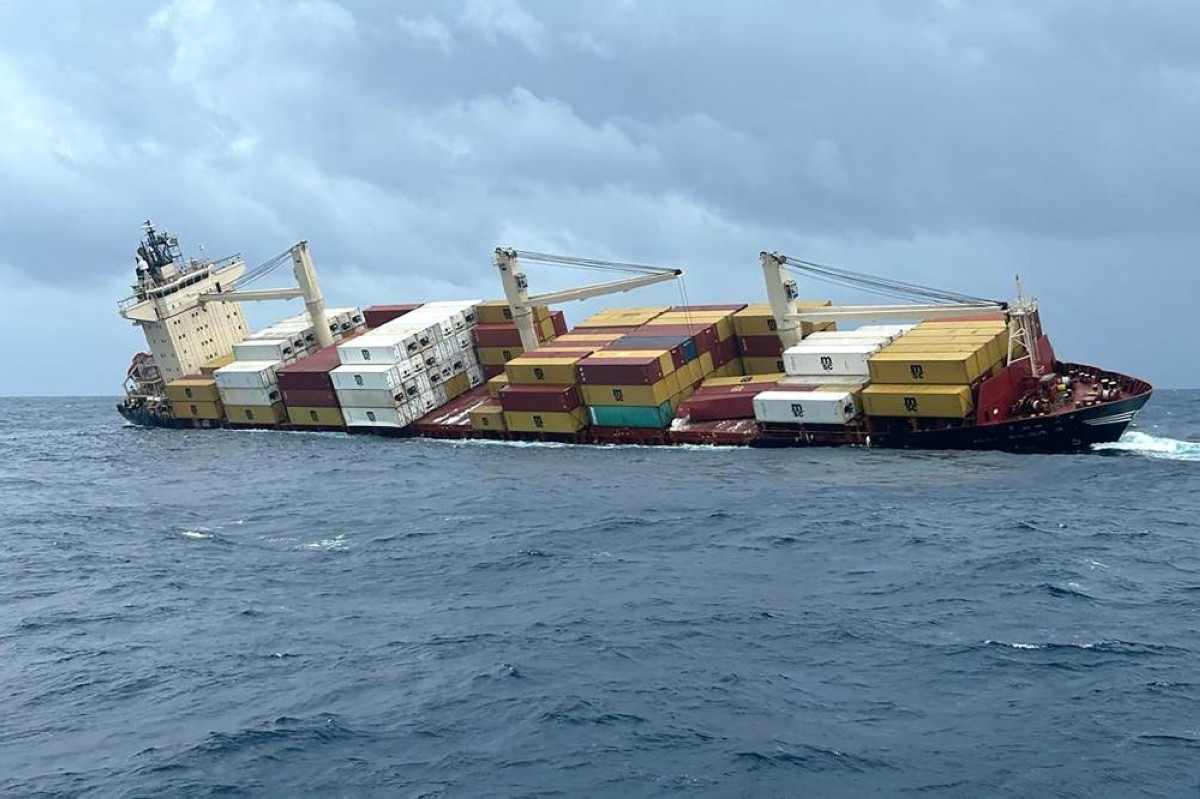 India races to contain oil spill after ship sinks