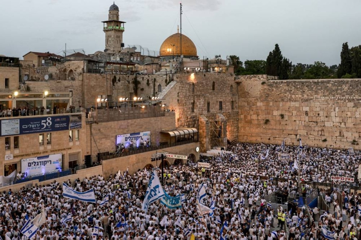 Zionists assault Palestinians, activists during flag march