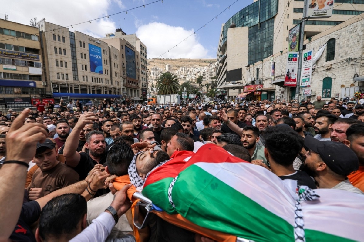 Zionists loot gold and foreign exchange shops in West Bank