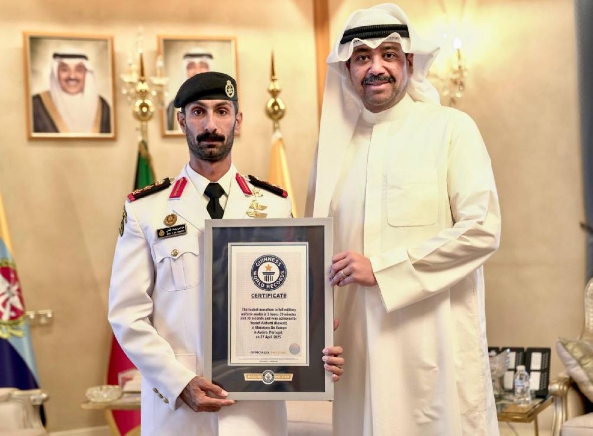 Minister of Defense honors record-setting naval forces athlete
