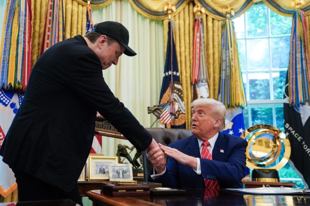 Trump lauds Musk in bizarre black-eyed Oval Office farewell