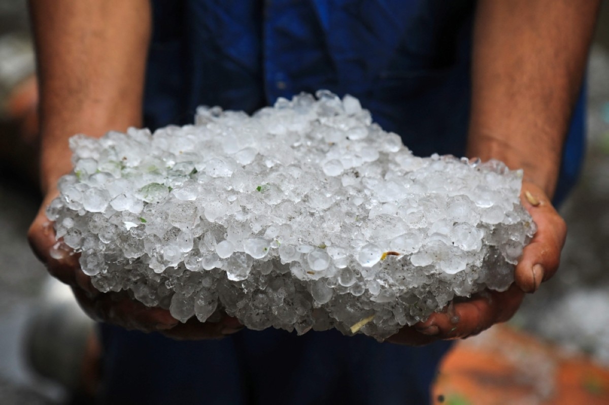 Sudden hailstorm lashes Alexandria