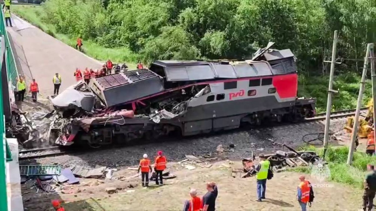 2 bridges in Russia collapse in 'blasts'