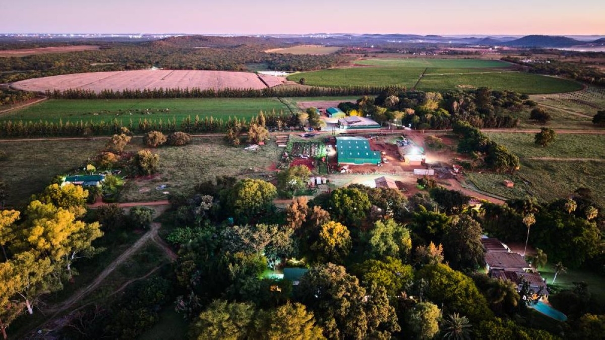 Zimbabwe's farmers push on as land grab compensation flounders