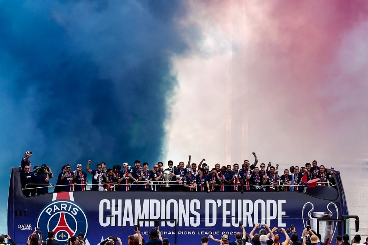 Jubilant PSG party into night with Champions League trophy