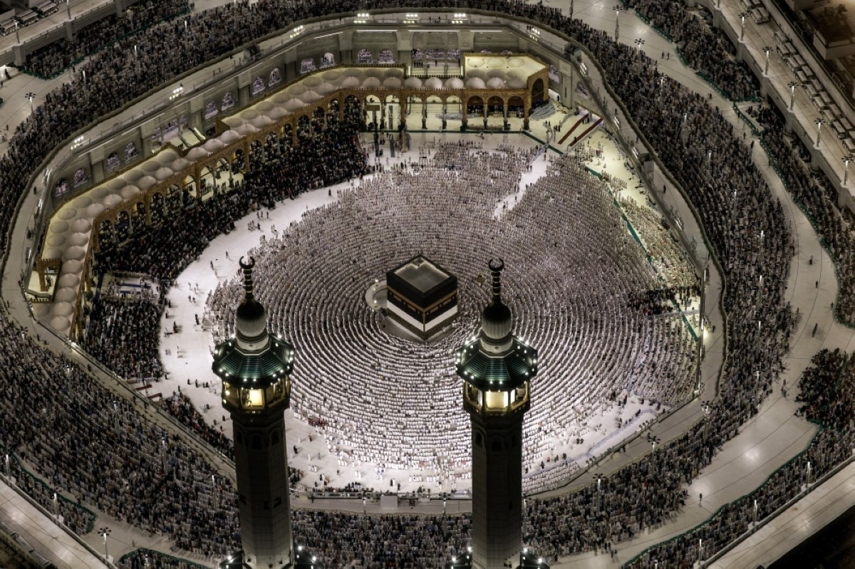 Pilgrims gather in Makkah for hajj