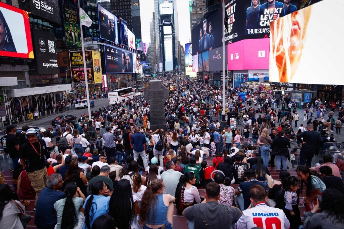 Americans slow to book summer travel amid discount hunting