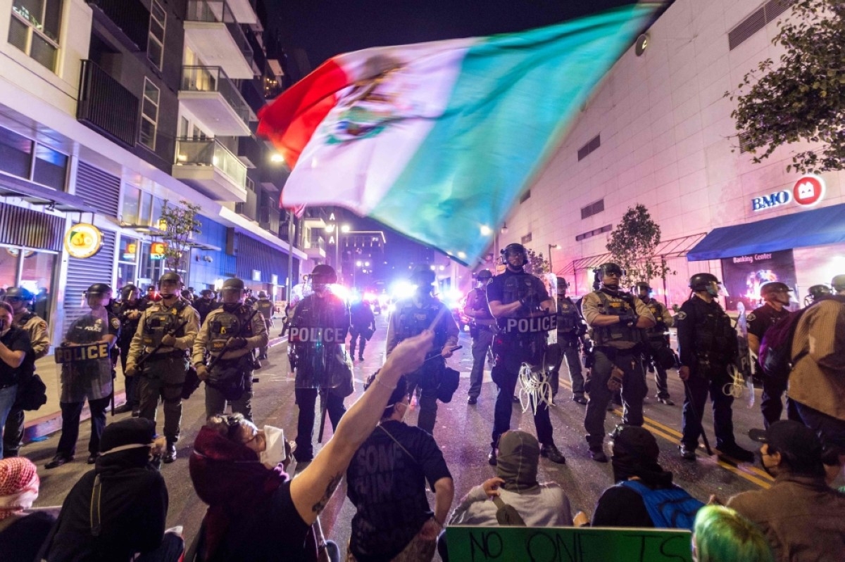 Marines arrive in LA; Kuwaitis urged to lie low