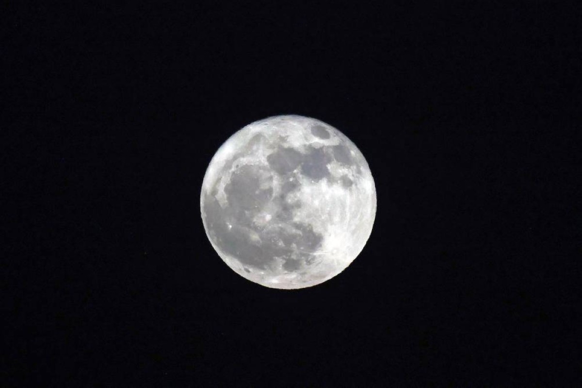 Strawberry moon rises over Kuwait