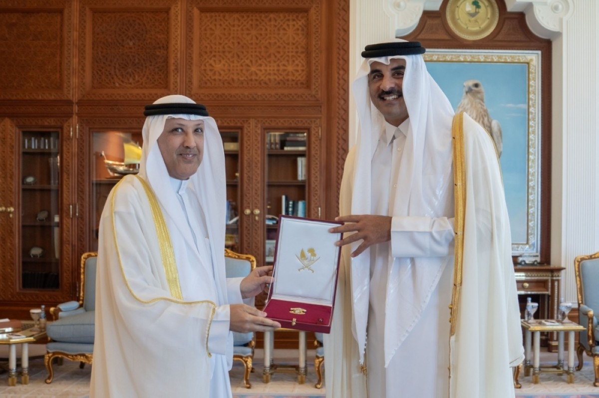 Qatar Amir honors Kuwait envoy
