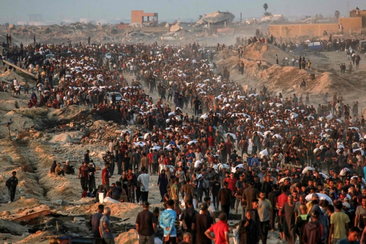 As death toll rises, Gazans make life-risking journeys to seek food