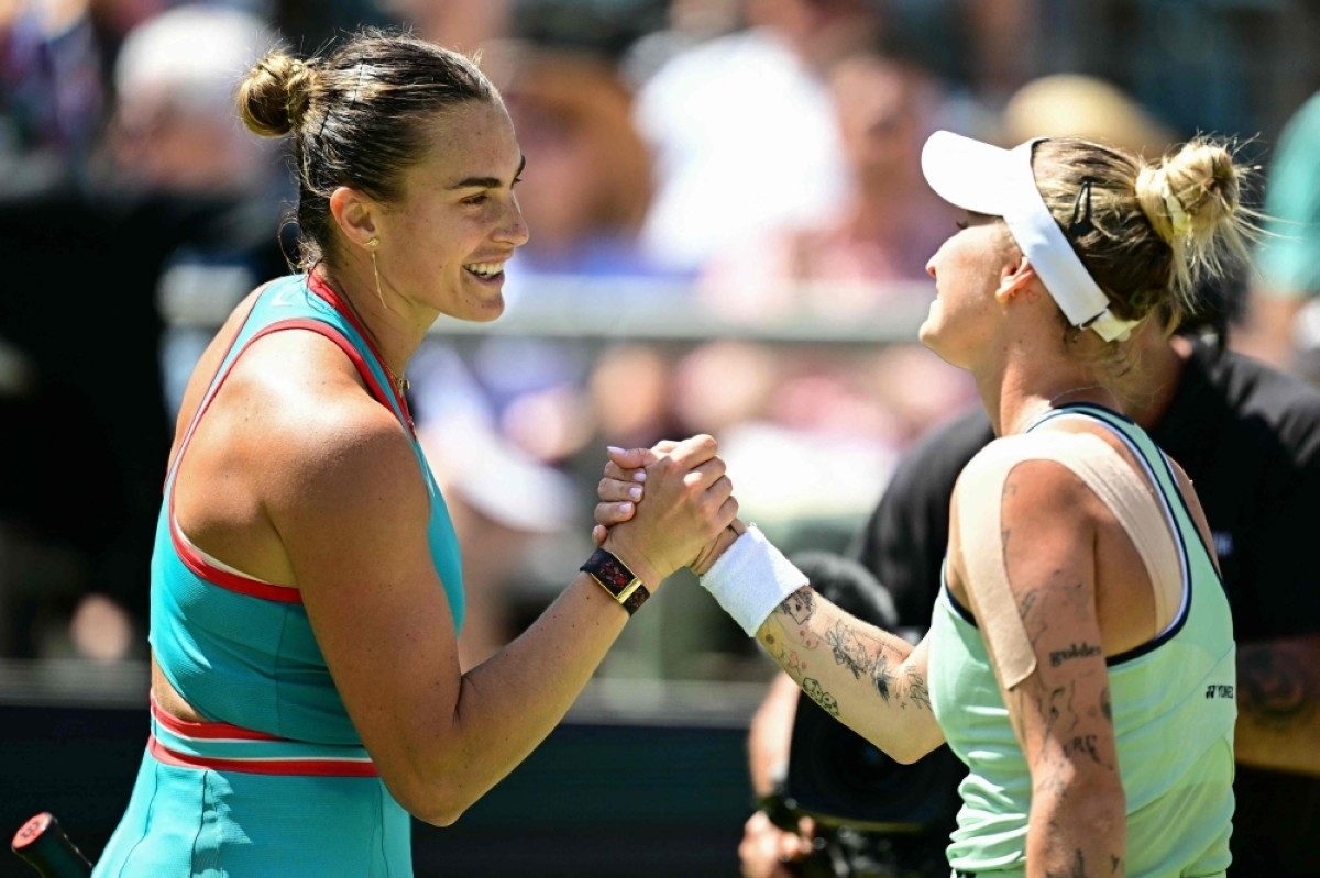 Vondrousova surprises Sabalenka