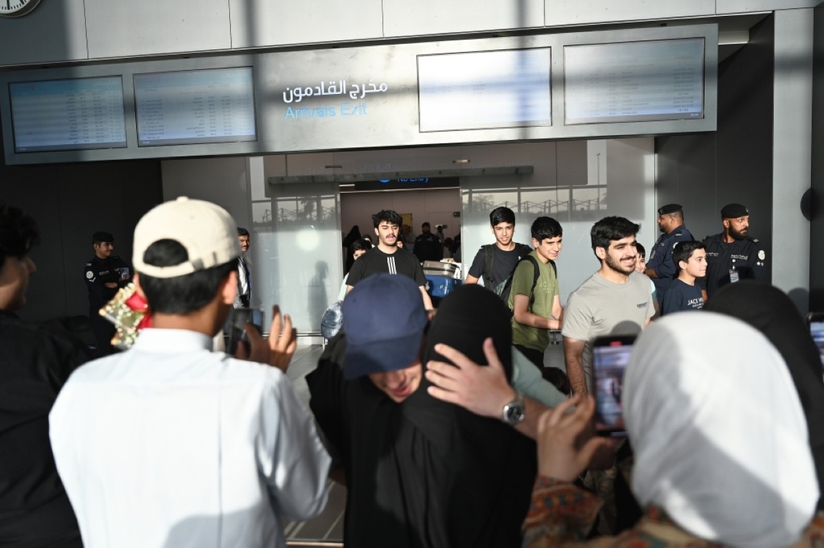Kuwaitis evacuated from Iran begin arriving home