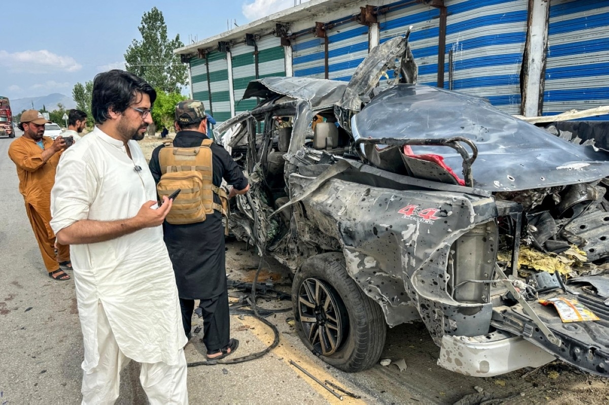 Blast kills four officials in NW Pakistan