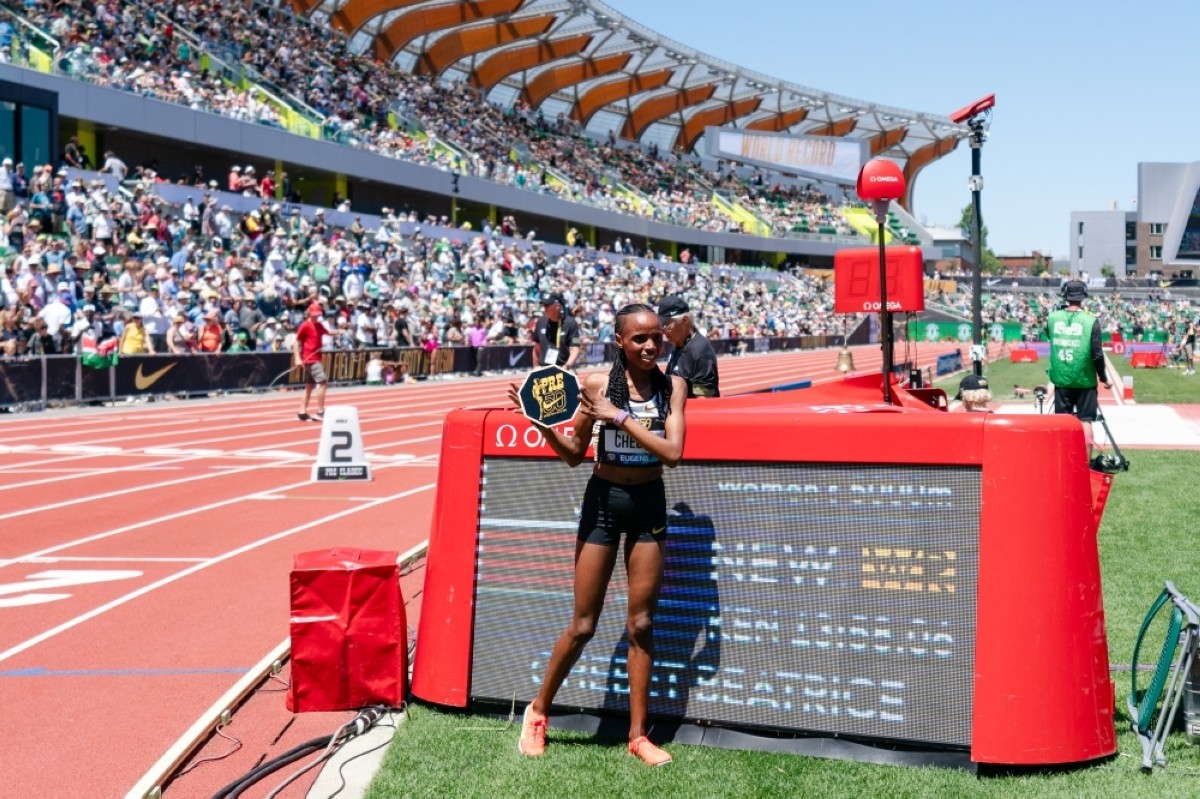 Kenyans Chebet, Kipyegon smash world records