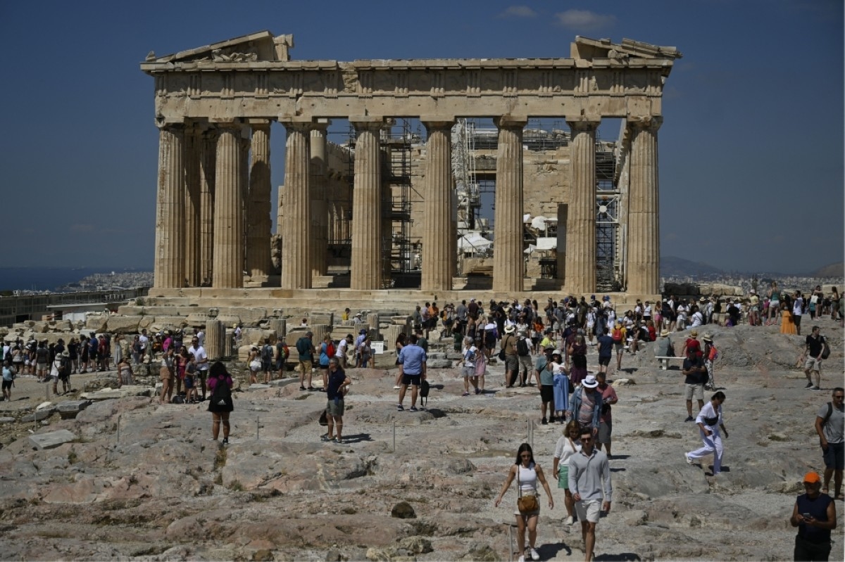 Acropolis shuts, outdoor work halted as heatwave scorches Greece
